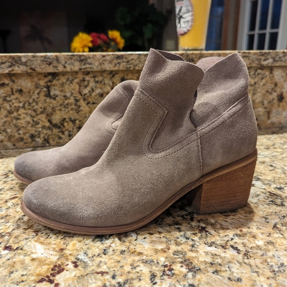 BP grey suede booties fits size 8.5 perfect. - Picture 3 of 4